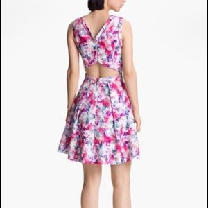 McGinn Floral sleeveless keyhole back dress -Size 4